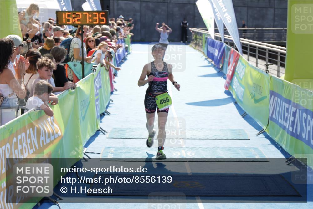 10.08.2025 - GEWOBA Citytriathlon Bremen H.Heesch http://msf.ph/oto/8556139 10.08.2025 15:27:39 Ziel 56, 466, 467 meine-sportfotos.de
