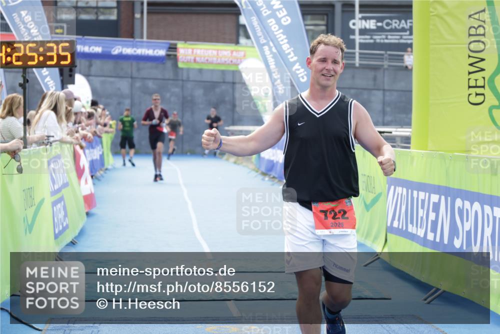 10.08.2025 - GEWOBA Citytriathlon Bremen H.Heesch http://msf.ph/oto/8556152 10.08.2025 14:25:39 Ziel 722, 795 meine-sportfotos.de