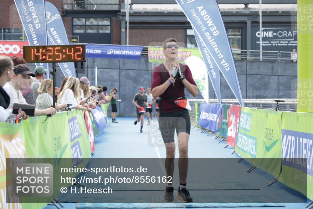 10.08.2025 - GEWOBA Citytriathlon Bremen H.Heesch http://msf.ph/oto/8556162 10.08.2025 14:25:45 Ziel 722, 795 meine-sportfotos.de