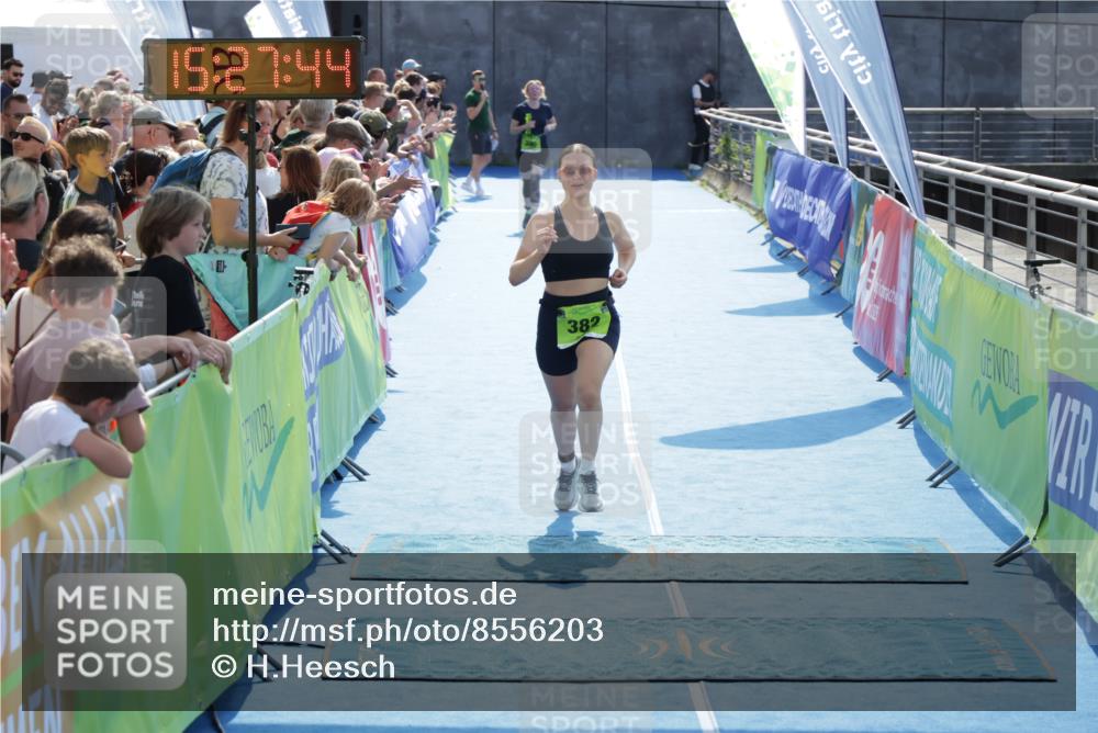 10.08.2025 - GEWOBA Citytriathlon Bremen H.Heesch http://msf.ph/oto/8556203 10.08.2025 15:27:48 Ziel 56, 382 meine-sportfotos.de