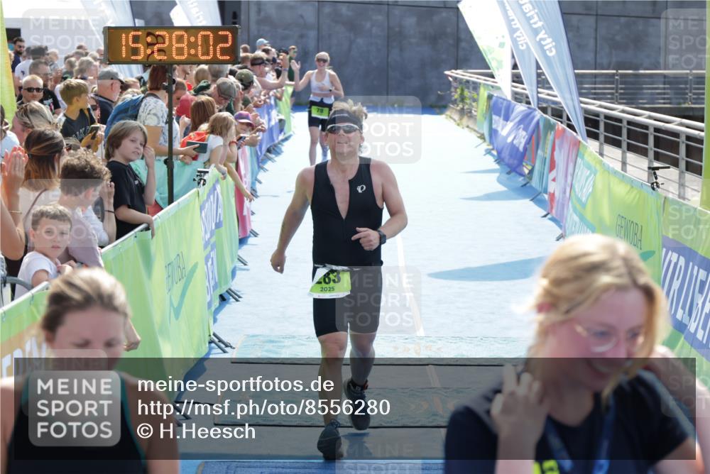 10.08.2025 - GEWOBA Citytriathlon Bremen H.Heesch http://msf.ph/oto/8556280 10.08.2025 15:28:06 Ziel 78, 283, 395, 403 meine-sportfotos.de