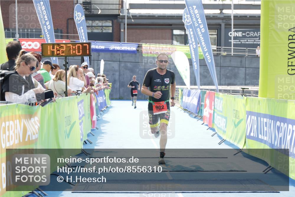 10.08.2025 - GEWOBA Citytriathlon Bremen H.Heesch http://msf.ph/oto/8556310 10.08.2025 14:27:10 Ziel 902 meine-sportfotos.de