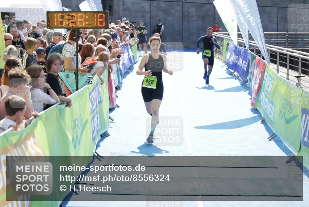 10.08.2025 - GEWOBA Citytriathlon Bremen H.Heesch http://msf.ph/oto/8556324 10.08.2025 15:28:22 Ziel 166, 418, 422 meine-sportfotos.de