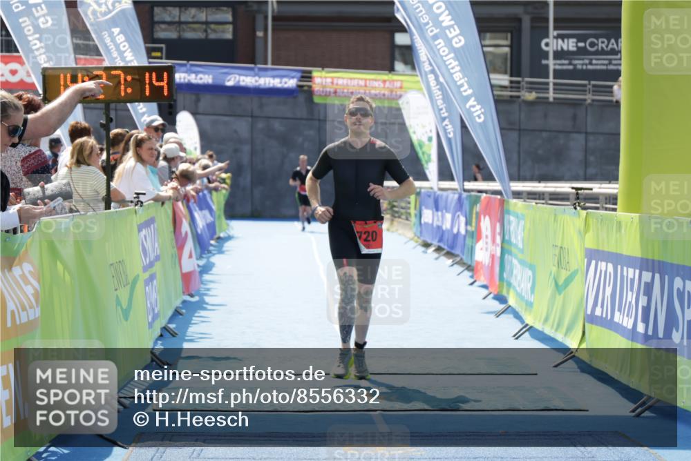 10.08.2025 - GEWOBA Citytriathlon Bremen H.Heesch http://msf.ph/oto/8556332 10.08.2025 14:27:18 Ziel 720, 902 meine-sportfotos.de