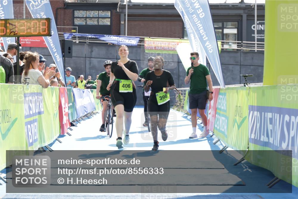 10.08.2025 - GEWOBA Citytriathlon Bremen H.Heesch http://msf.ph/oto/8556333 10.08.2025 16:13:11 Ziel 396, 406 meine-sportfotos.de