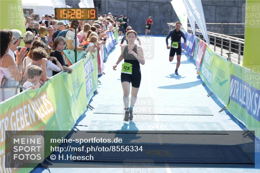 10.08.2025 - GEWOBA Citytriathlon Bremen H.Heesch http://msf.ph/oto/8556334 10.08.2025 15:28:23 Ziel 166, 418, 422 meine-sportfotos.de