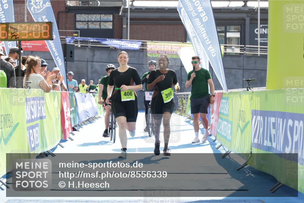 10.08.2025 - GEWOBA Citytriathlon Bremen H.Heesch http://msf.ph/oto/8556339 10.08.2025 16:13:11 Ziel 396, 406 meine-sportfotos.de