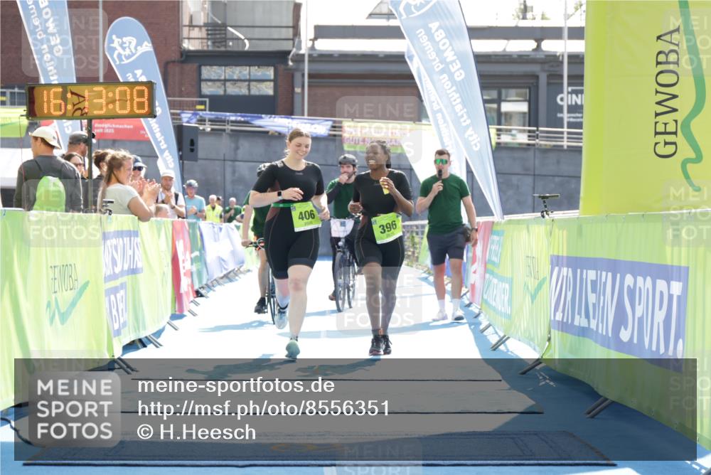 10.08.2025 - GEWOBA Citytriathlon Bremen H.Heesch http://msf.ph/oto/8556351 10.08.2025 16:13:12 Ziel 396, 406 meine-sportfotos.de