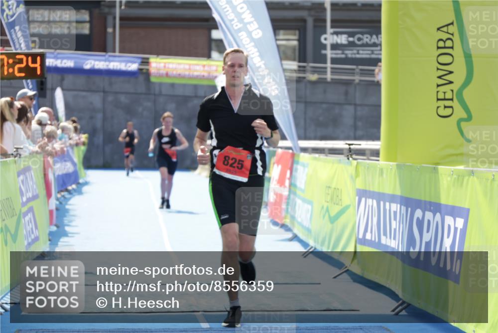 10.08.2025 - GEWOBA Citytriathlon Bremen H.Heesch http://msf.ph/oto/8556359 10.08.2025 14:27:28 Ziel 825, 939 meine-sportfotos.de