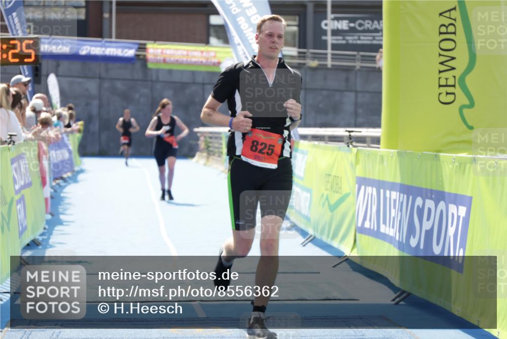 10.08.2025 - GEWOBA Citytriathlon Bremen H.Heesch http://msf.ph/oto/8556362 10.08.2025 14:27:28 Ziel 825, 939 meine-sportfotos.de