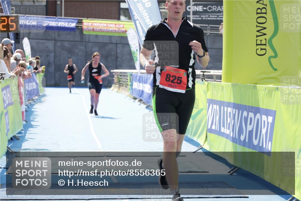 10.08.2025 - GEWOBA Citytriathlon Bremen H.Heesch http://msf.ph/oto/8556365 10.08.2025 14:27:29 Ziel 825, 939 meine-sportfotos.de