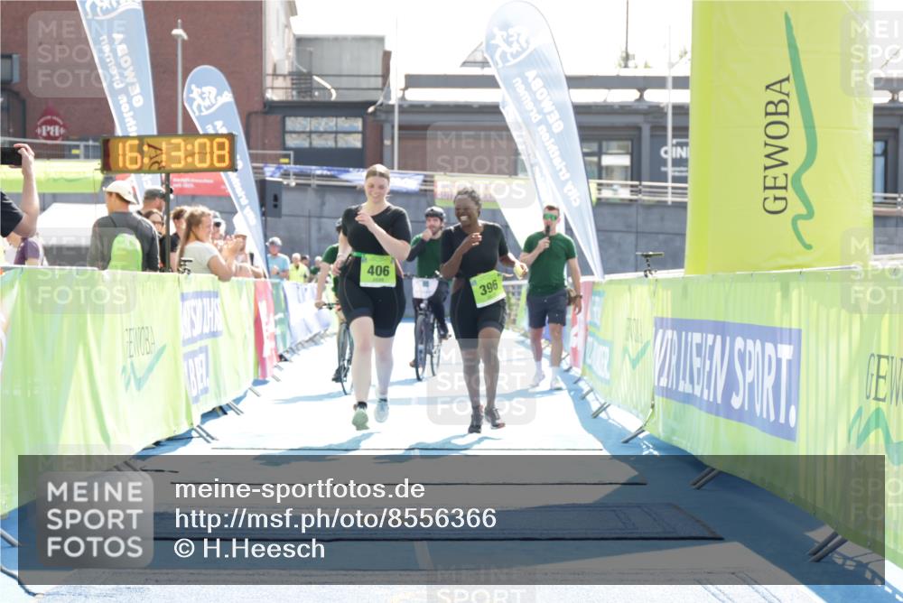 10.08.2025 - GEWOBA Citytriathlon Bremen H.Heesch http://msf.ph/oto/8556366 10.08.2025 16:13:12 Ziel 396, 406 meine-sportfotos.de