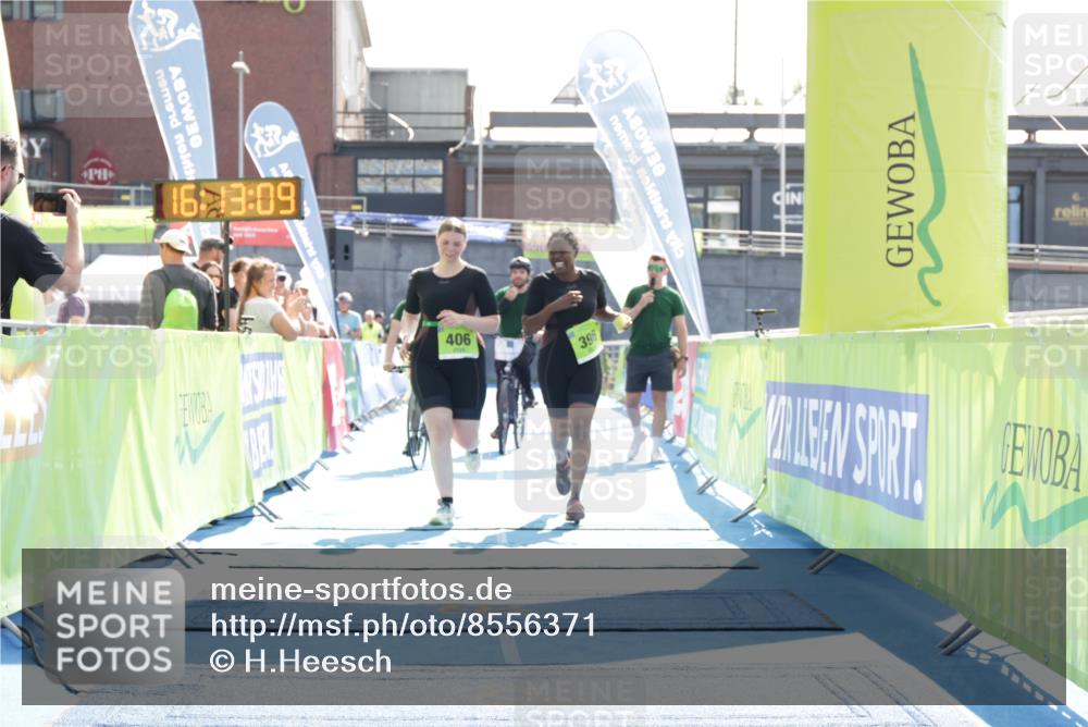 10.08.2025 - GEWOBA Citytriathlon Bremen H.Heesch http://msf.ph/oto/8556371 10.08.2025 16:13:12 Ziel 396, 406 meine-sportfotos.de