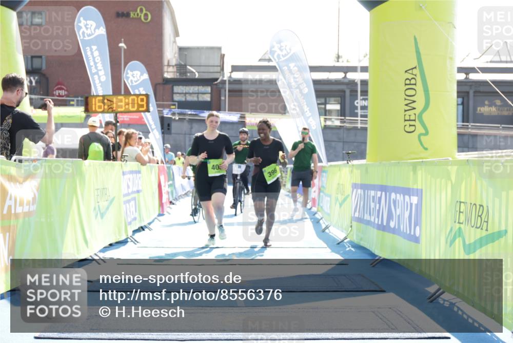 10.08.2025 - GEWOBA Citytriathlon Bremen H.Heesch http://msf.ph/oto/8556376 10.08.2025 16:13:12 Ziel 396, 406 meine-sportfotos.de