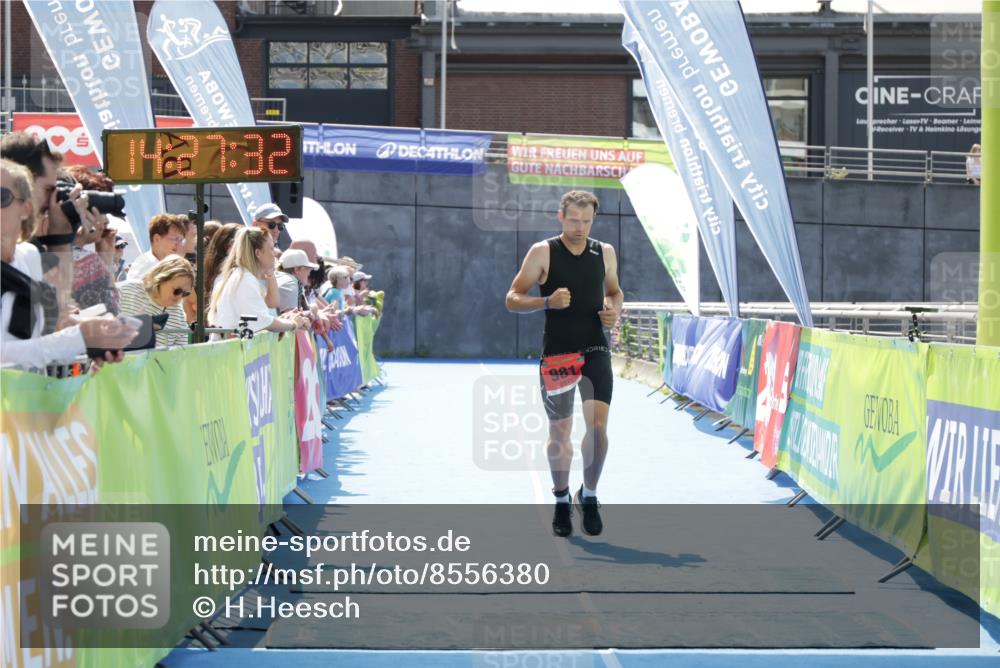 10.08.2025 - GEWOBA Citytriathlon Bremen H.Heesch http://msf.ph/oto/8556380 10.08.2025 14:27:36 Ziel 825, 939, 981 meine-sportfotos.de