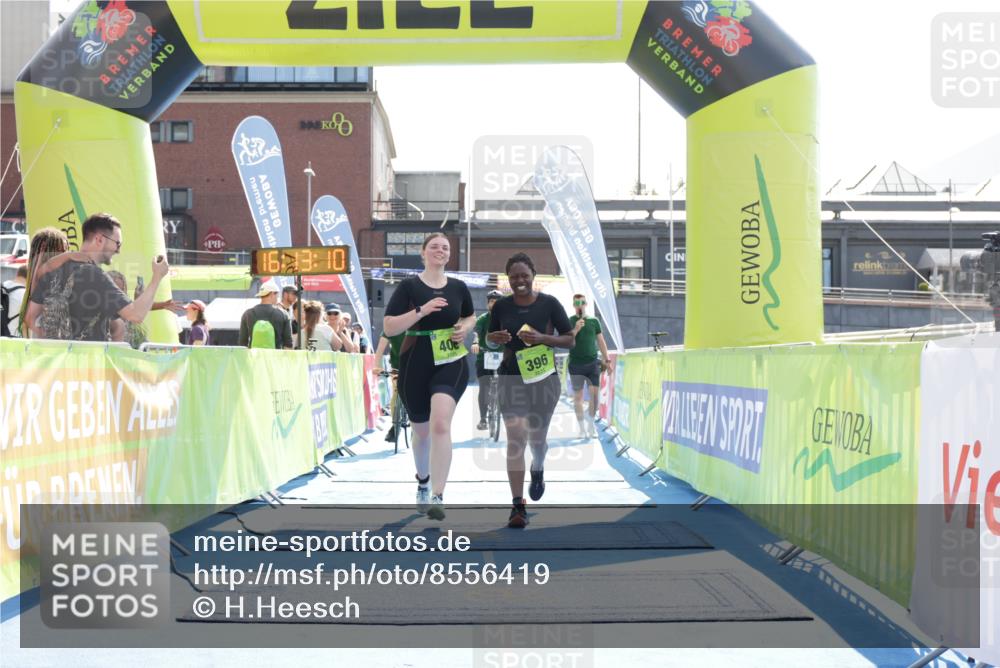 10.08.2025 - GEWOBA Citytriathlon Bremen H.Heesch http://msf.ph/oto/8556419 10.08.2025 16:13:13 Ziel 396, 406 meine-sportfotos.de