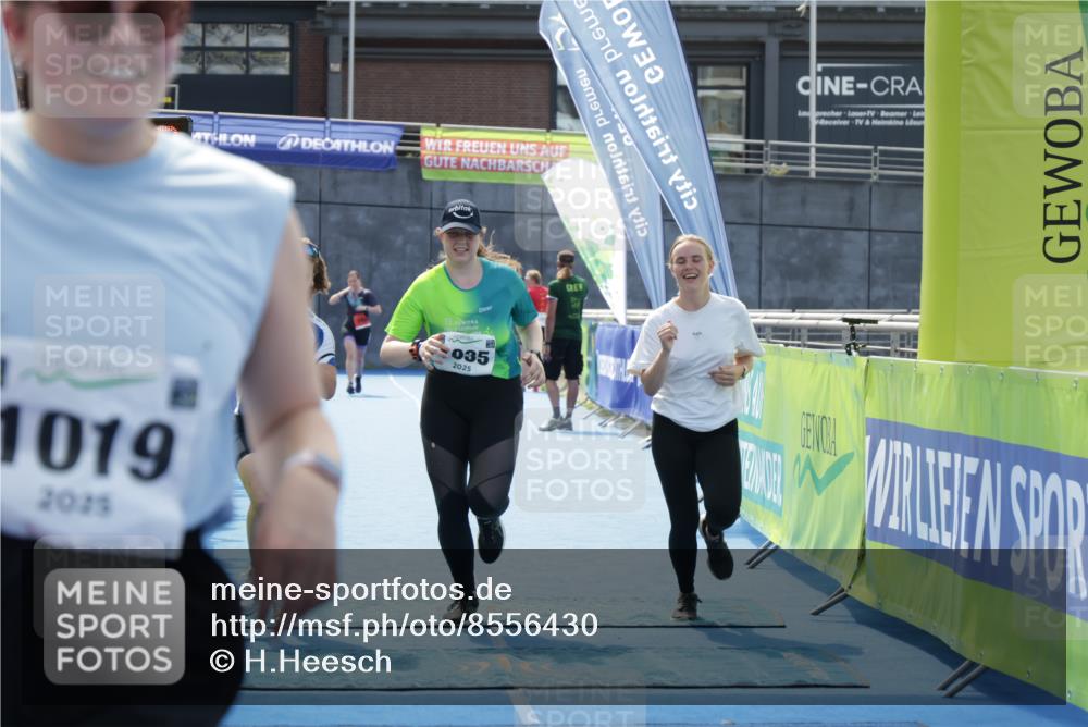 10.08.2025 - GEWOBA Citytriathlon Bremen H.Heesch http://msf.ph/oto/8556430 10.08.2025 14:28:41 Ziel 1019 meine-sportfotos.de