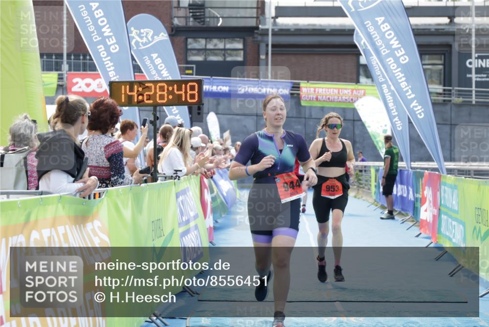 10.08.2025 - GEWOBA Citytriathlon Bremen H.Heesch http://msf.ph/oto/8556451 10.08.2025 14:28:51 Ziel 944, 953, 1025 meine-sportfotos.de