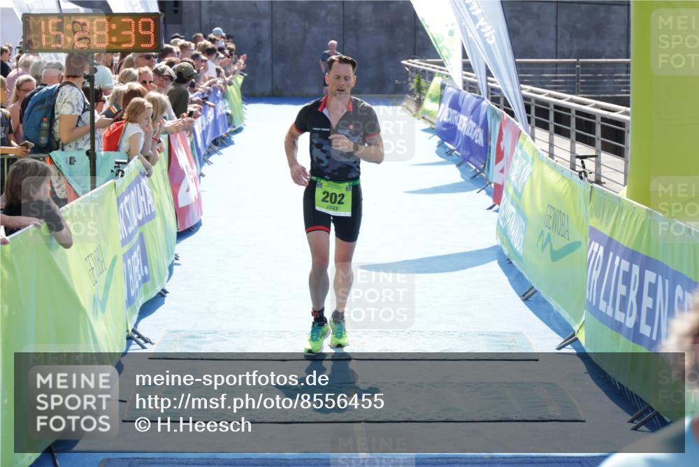 10.08.2025 - GEWOBA Citytriathlon Bremen H.Heesch http://msf.ph/oto/8556455 10.08.2025 15:28:43 Ziel 202, 267, 288, 532 meine-sportfotos.de