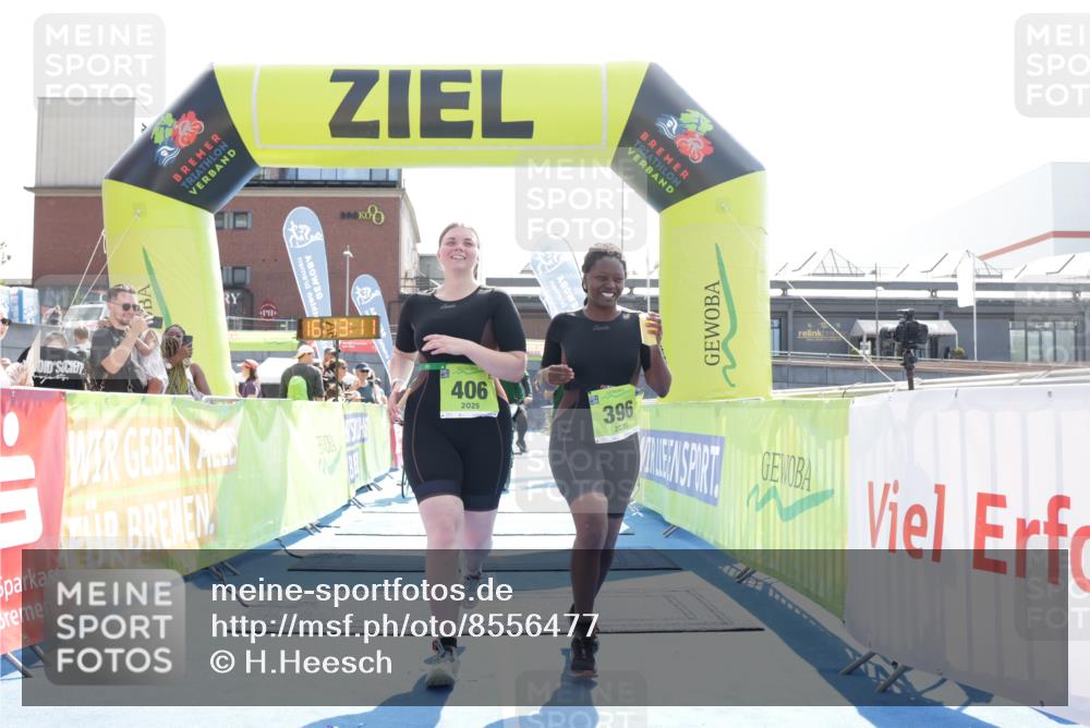 10.08.2025 - GEWOBA Citytriathlon Bremen H.Heesch http://msf.ph/oto/8556477 10.08.2025 16:13:14 Ziel 396, 406 meine-sportfotos.de