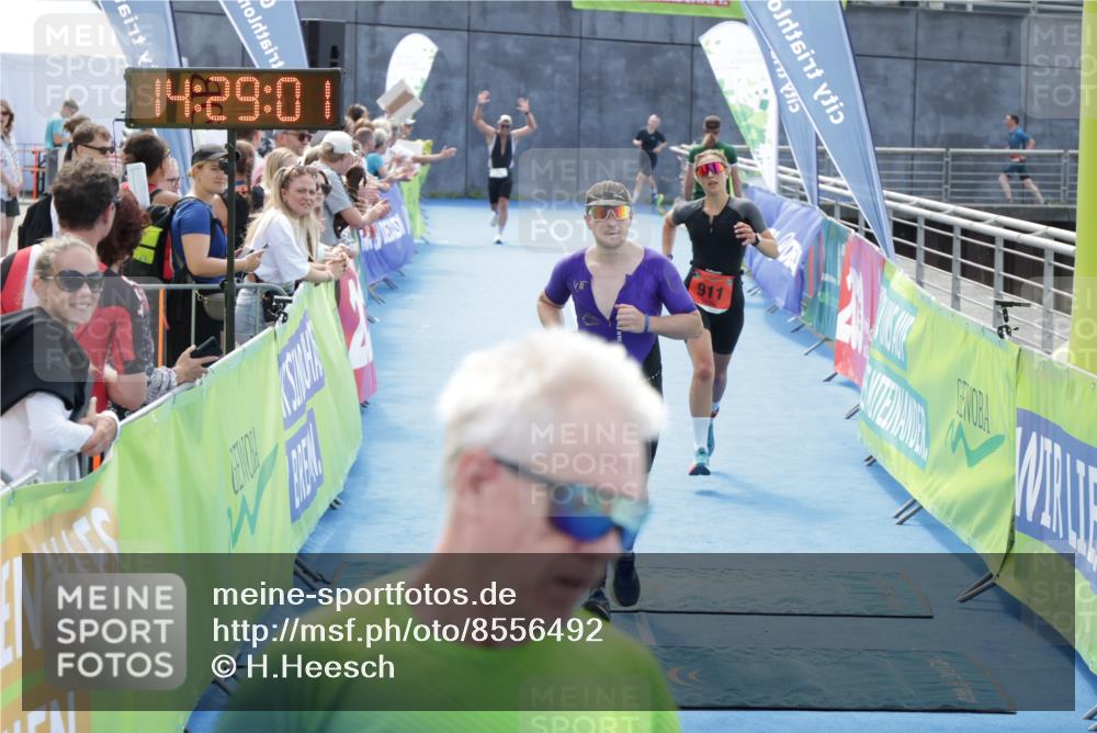 10.08.2025 - GEWOBA Citytriathlon Bremen H.Heesch http://msf.ph/oto/8556492 10.08.2025 14:29:05 Ziel 782, 911, 1001 meine-sportfotos.de