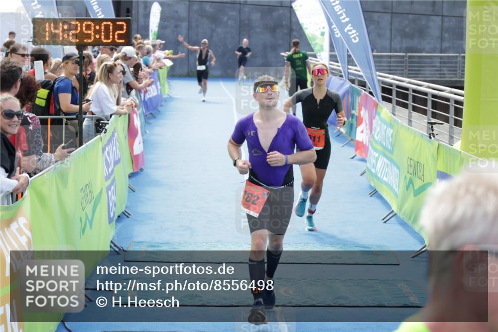 10.08.2025 - GEWOBA Citytriathlon Bremen H.Heesch http://msf.ph/oto/8556498 10.08.2025 14:29:06 Ziel 782, 911, 1001 meine-sportfotos.de
