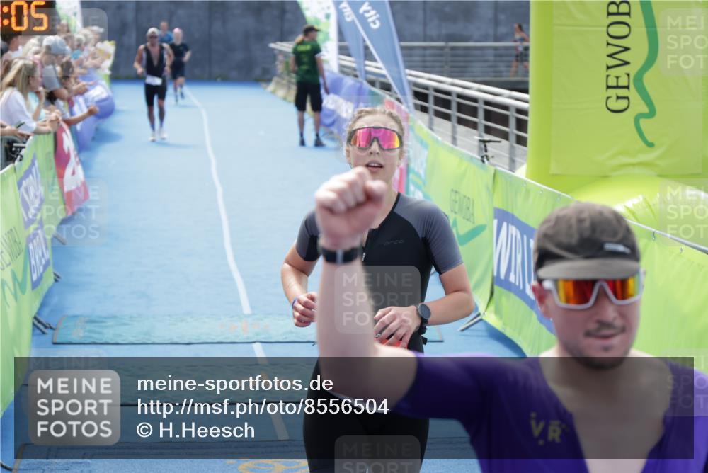 10.08.2025 - GEWOBA Citytriathlon Bremen H.Heesch http://msf.ph/oto/8556504 10.08.2025 14:29:08 Ziel 782, 911, 1001 meine-sportfotos.de