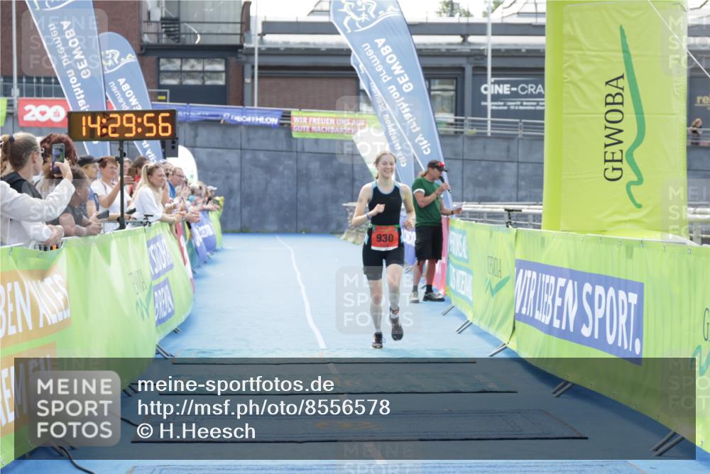 10.08.2025 - GEWOBA Citytriathlon Bremen H.Heesch http://msf.ph/oto/8556578 10.08.2025 14:29:59 Ziel 930 meine-sportfotos.de