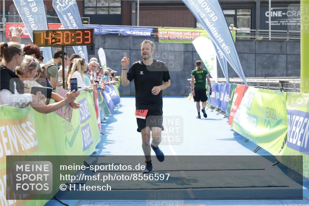 10.08.2025 - GEWOBA Citytriathlon Bremen H.Heesch http://msf.ph/oto/8556597 10.08.2025 14:30:37 Ziel 810 meine-sportfotos.de