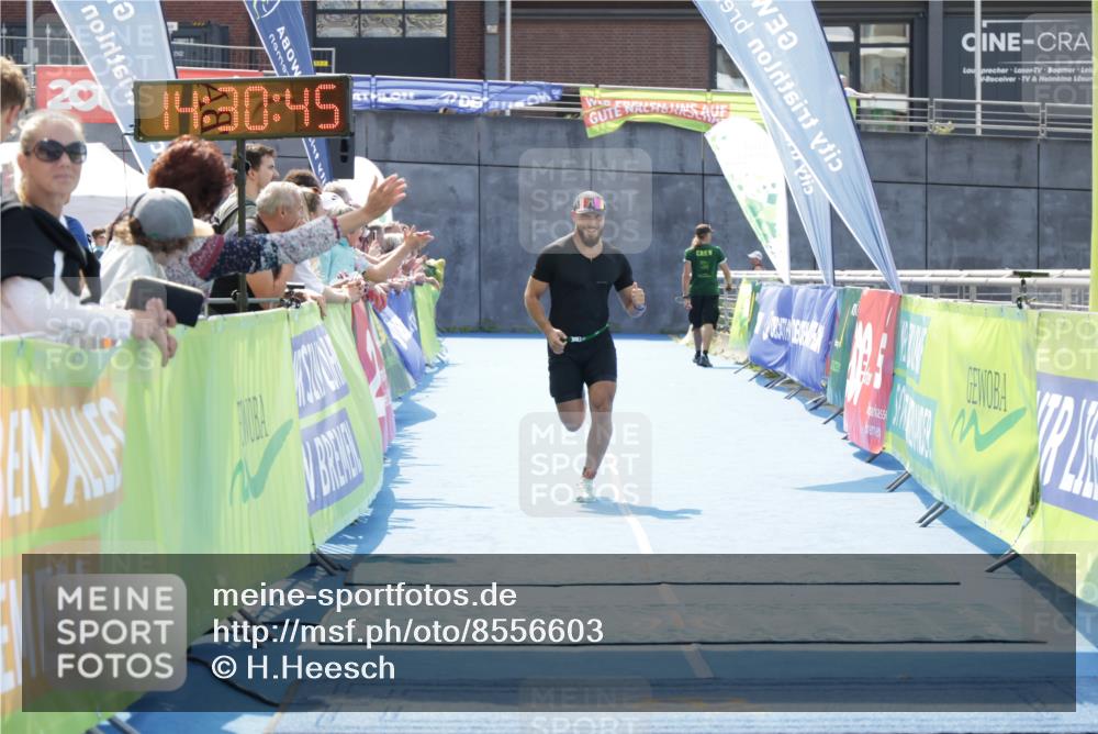 10.08.2025 - GEWOBA Citytriathlon Bremen H.Heesch http://msf.ph/oto/8556603 10.08.2025 14:30:49 Ziel 709 meine-sportfotos.de