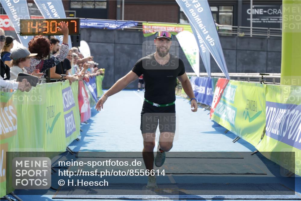 10.08.2025 - GEWOBA Citytriathlon Bremen H.Heesch http://msf.ph/oto/8556614 10.08.2025 14:30:51 Ziel 709 meine-sportfotos.de