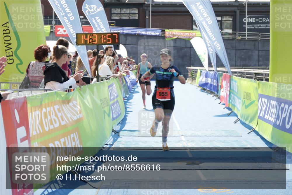 10.08.2025 - GEWOBA Citytriathlon Bremen H.Heesch http://msf.ph/oto/8556616 10.08.2025 14:32:00 Ziel 927, 955 meine-sportfotos.de
