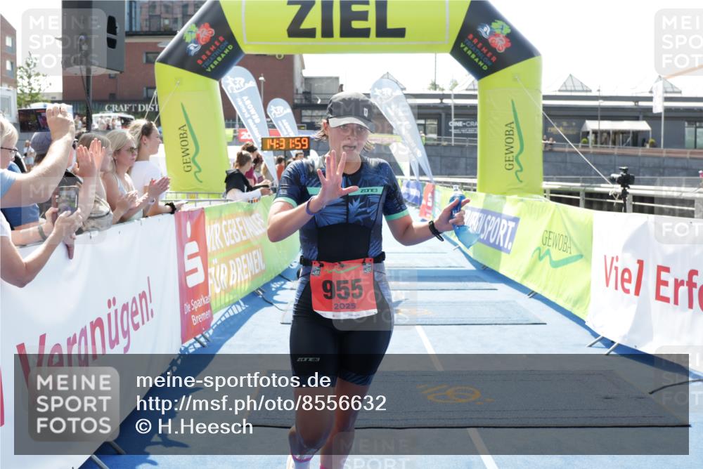 10.08.2025 - GEWOBA Citytriathlon Bremen H.Heesch http://msf.ph/oto/8556632 10.08.2025 14:32:02 Ziel 927, 955 meine-sportfotos.de