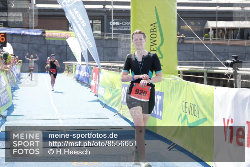 10.08.2025 - GEWOBA Citytriathlon Bremen H.Heesch http://msf.ph/oto/8556651 10.08.2025 14:32:10 Ziel 920, 925, 927 meine-sportfotos.de