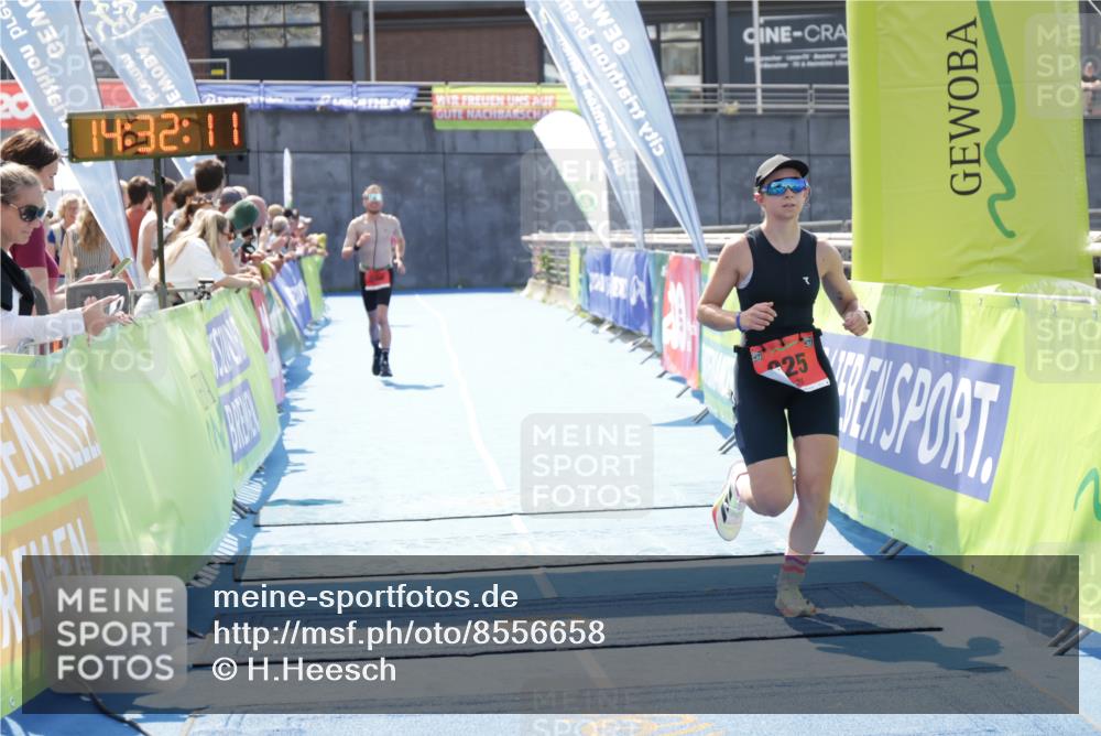 10.08.2025 - GEWOBA Citytriathlon Bremen H.Heesch http://msf.ph/oto/8556658 10.08.2025 14:32:14 Ziel 686, 920, 925 meine-sportfotos.de