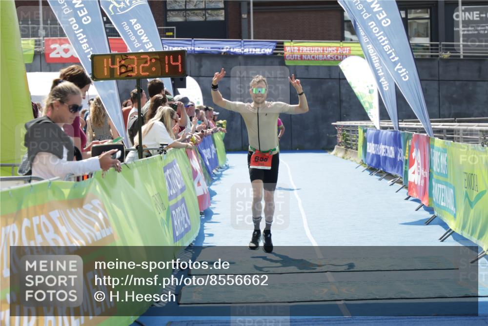 10.08.2025 - GEWOBA Citytriathlon Bremen H.Heesch http://msf.ph/oto/8556662 10.08.2025 14:32:17 Ziel 686, 923, 925 meine-sportfotos.de
