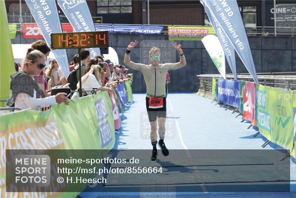 10.08.2025 - GEWOBA Citytriathlon Bremen H.Heesch http://msf.ph/oto/8556664 10.08.2025 14:32:18 Ziel 686, 923, 925 meine-sportfotos.de