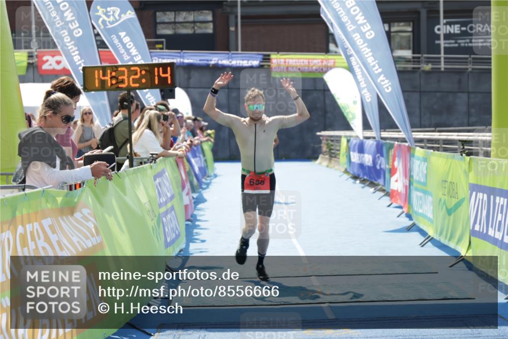 10.08.2025 - GEWOBA Citytriathlon Bremen H.Heesch http://msf.ph/oto/8556666 10.08.2025 14:32:18 Ziel 686, 923, 925 meine-sportfotos.de