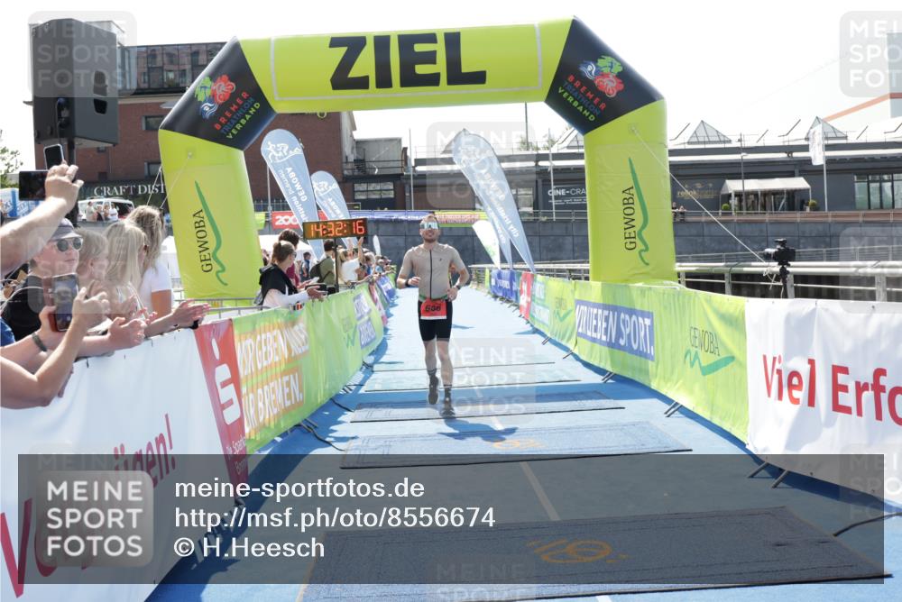 10.08.2025 - GEWOBA Citytriathlon Bremen H.Heesch http://msf.ph/oto/8556674 10.08.2025 14:32:19 Ziel 686, 923, 925 meine-sportfotos.de
