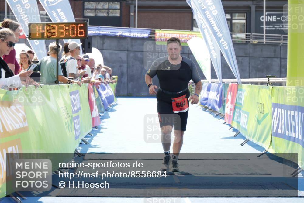 10.08.2025 - GEWOBA Citytriathlon Bremen H.Heesch http://msf.ph/oto/8556684 10.08.2025 14:33:09 Ziel 664 meine-sportfotos.de