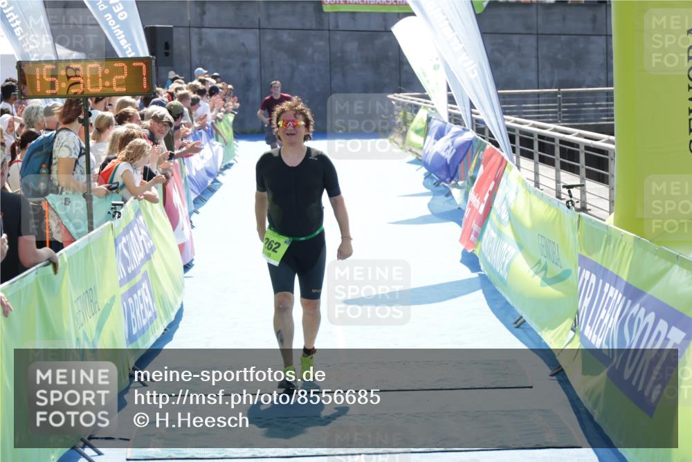 10.08.2025 - GEWOBA Citytriathlon Bremen H.Heesch http://msf.ph/oto/8556685 10.08.2025 15:30:30 Ziel 57, 80, 249, 262 meine-sportfotos.de