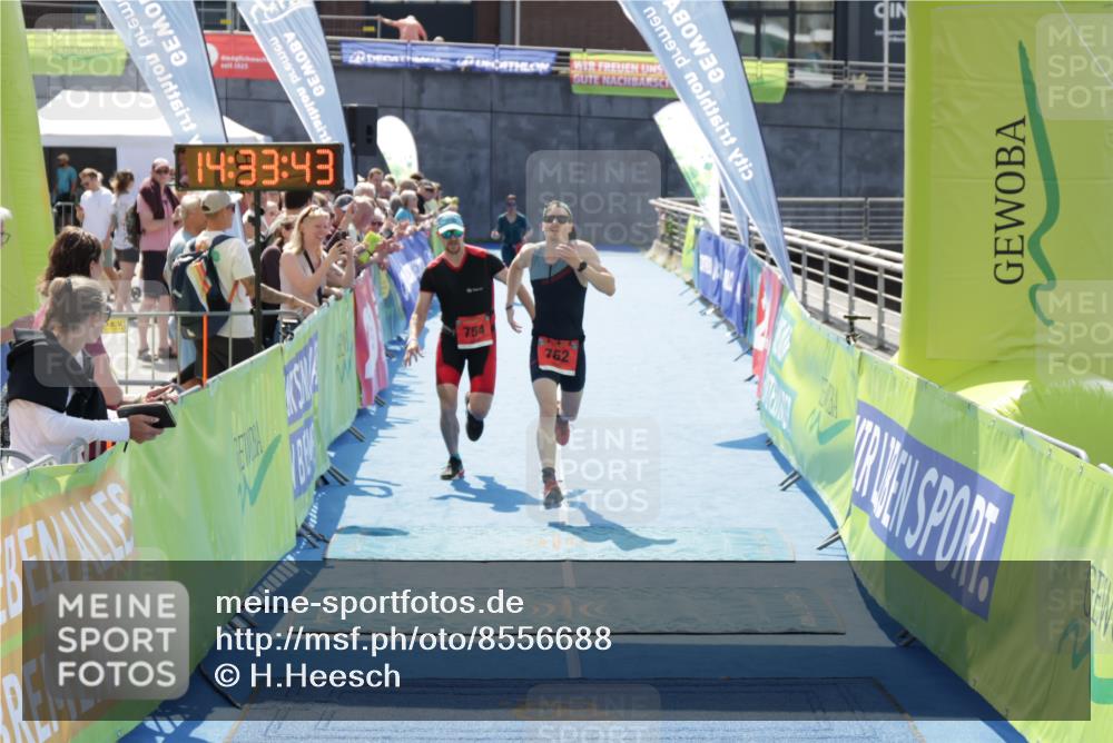 10.08.2025 - GEWOBA Citytriathlon Bremen H.Heesch http://msf.ph/oto/8556688 10.08.2025 14:33:47 Ziel 754, 762 meine-sportfotos.de