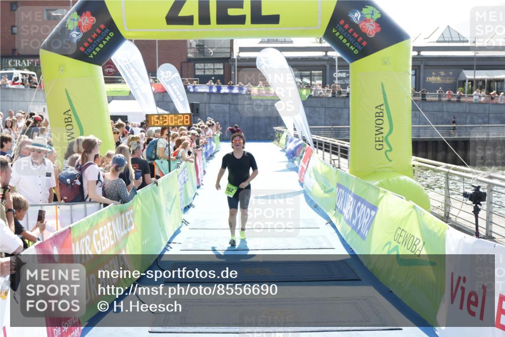 10.08.2025 - GEWOBA Citytriathlon Bremen H.Heesch http://msf.ph/oto/8556690 10.08.2025 15:30:31 Ziel 57, 80, 262 meine-sportfotos.de