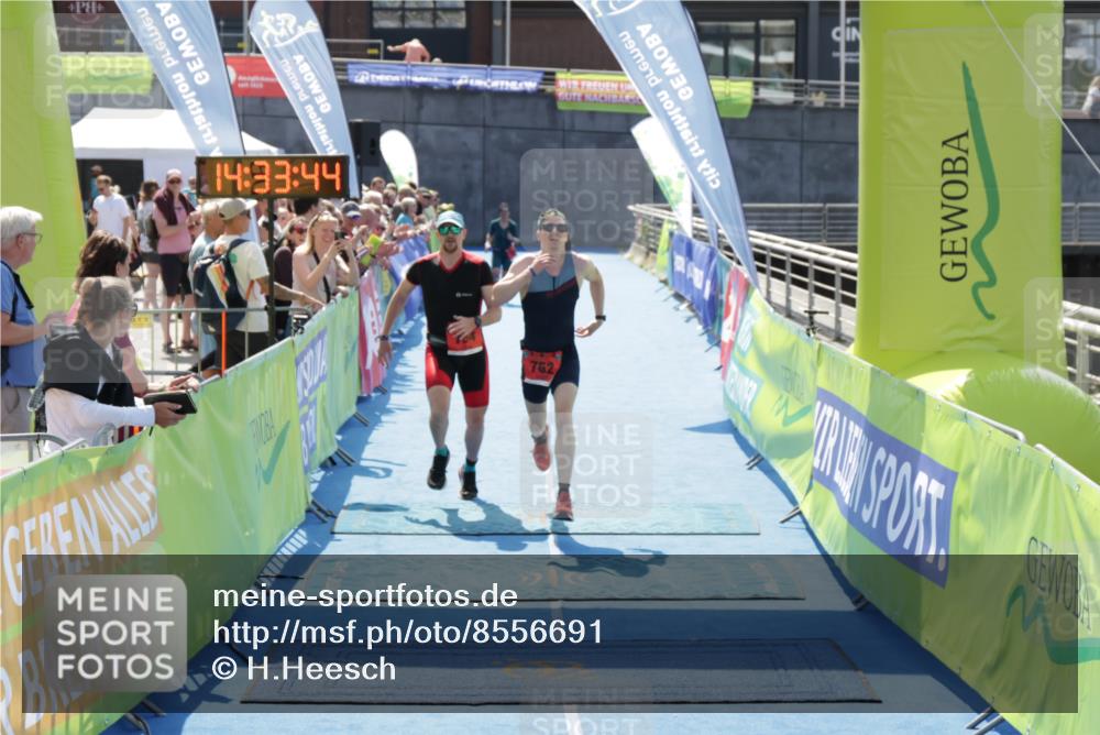 10.08.2025 - GEWOBA Citytriathlon Bremen H.Heesch http://msf.ph/oto/8556691 10.08.2025 14:33:47 Ziel 754, 762 meine-sportfotos.de