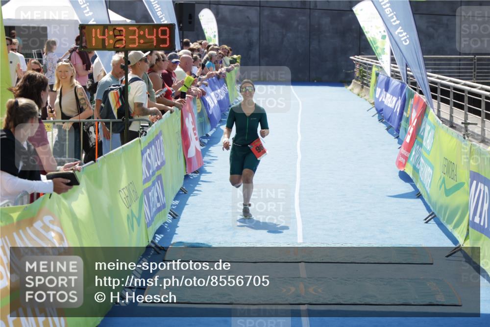 10.08.2025 - GEWOBA Citytriathlon Bremen H.Heesch http://msf.ph/oto/8556705 10.08.2025 14:33:53 Ziel 754, 762, 965 meine-sportfotos.de