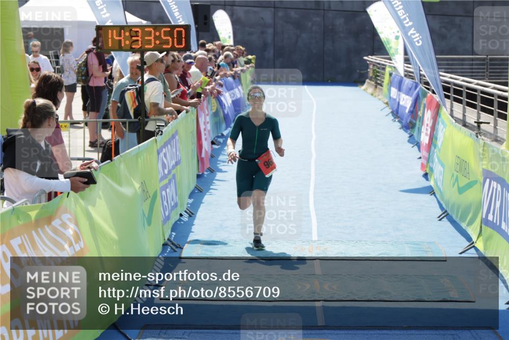 10.08.2025 - GEWOBA Citytriathlon Bremen H.Heesch http://msf.ph/oto/8556709 10.08.2025 14:33:53 Ziel 754, 762, 965 meine-sportfotos.de