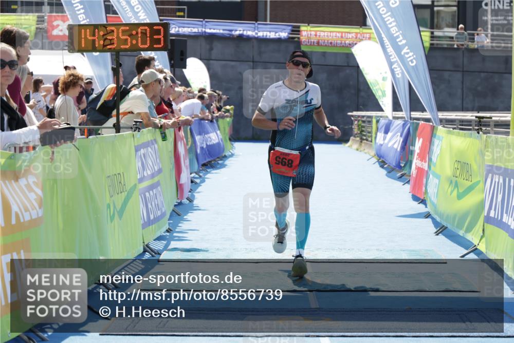 10.08.2025 - GEWOBA Citytriathlon Bremen H.Heesch http://msf.ph/oto/8556739 10.08.2025 14:35:07 Ziel 895 meine-sportfotos.de