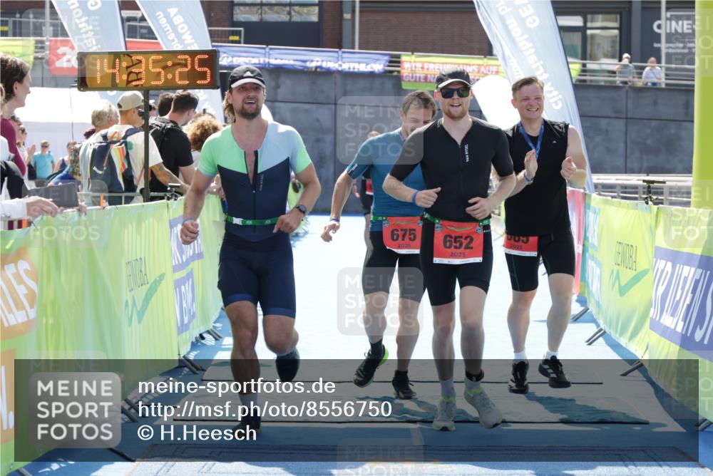 10.08.2025 - GEWOBA Citytriathlon Bremen H.Heesch http://msf.ph/oto/8556750 10.08.2025 14:35:29 Ziel 596, 632, 652 meine-sportfotos.de