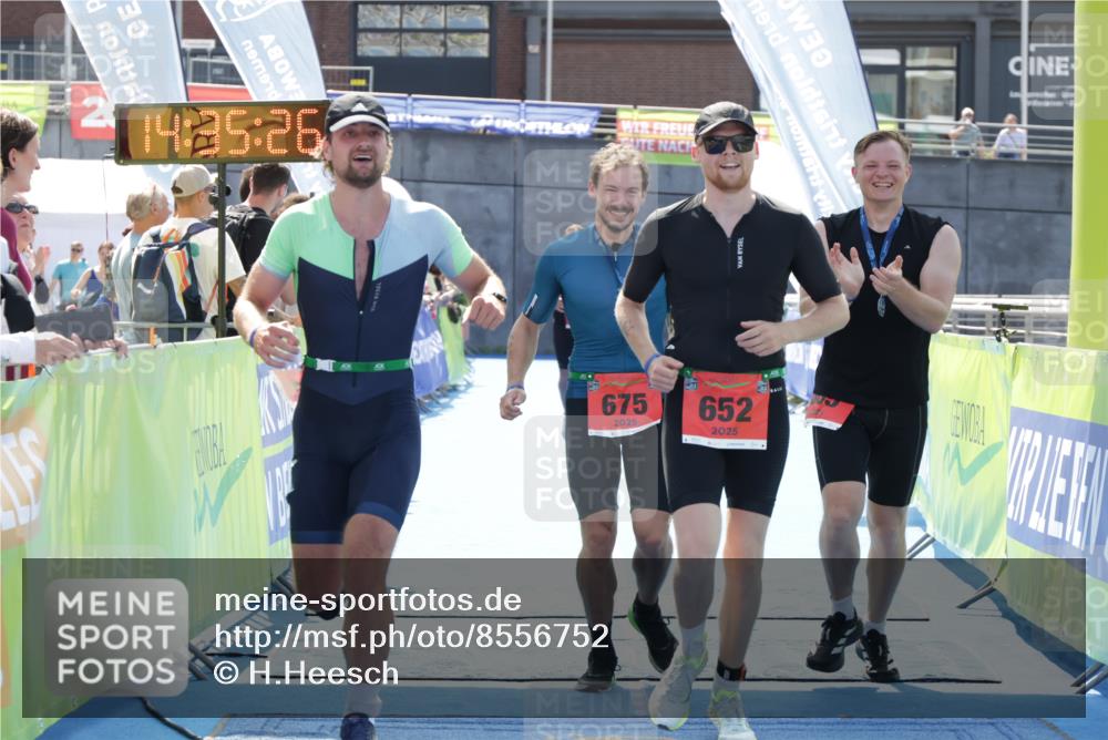10.08.2025 - GEWOBA Citytriathlon Bremen H.Heesch http://msf.ph/oto/8556752 10.08.2025 14:35:29 Ziel 596, 632, 652 meine-sportfotos.de