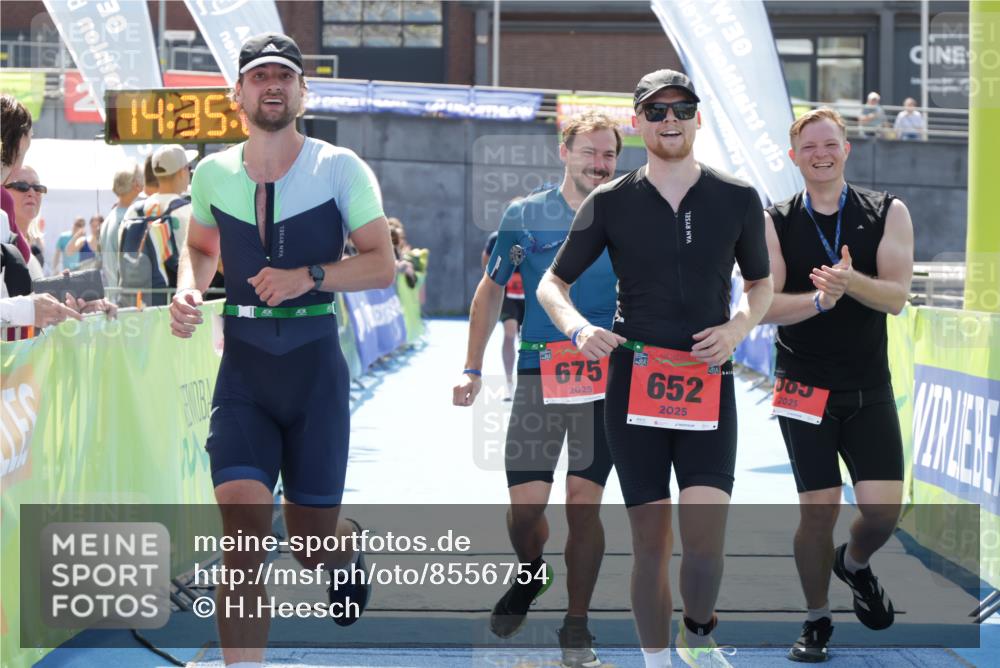 10.08.2025 - GEWOBA Citytriathlon Bremen H.Heesch http://msf.ph/oto/8556754 10.08.2025 14:35:30 Ziel 596, 632, 652, 941 meine-sportfotos.de